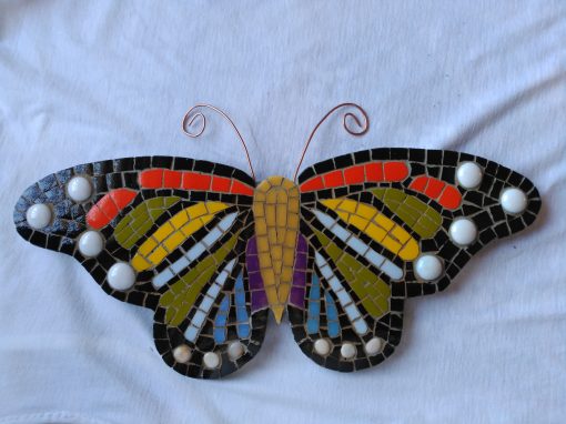 Mosaico de una mariposa de colores con antenas de alambre de cobre.
