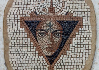 Mosaico Mujer Bereber | Arte del Mosaico en piedra. Representa a una mujer Bereber rodeada de símbolos Bereberes.