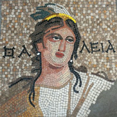 Realizado en técnica mixta, en Opus Vermiculatum y en Opus Tessellatum. Reinterpretación de un fragmento del mosaico encontrado en Zeugma (Turquía) del Siglo II A.C. Representación de Calíope, era la mayor de las nueve musas, y estaba relacionada con la poesía épica, la elocuencia y las artes. Se representa con las características de una muchacha de aire majestuoso, con una corona dorada para indicar su supremacía sobre las demás musas.