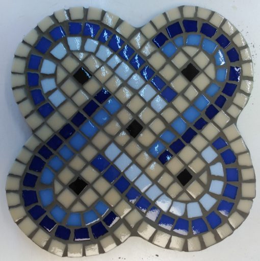 Mosaico nudo de Salomón, motivo decorativo tradicional utilizado desde la antigüedad, y que fue adoptado por numerosas culturas. En tonos azules y beige.